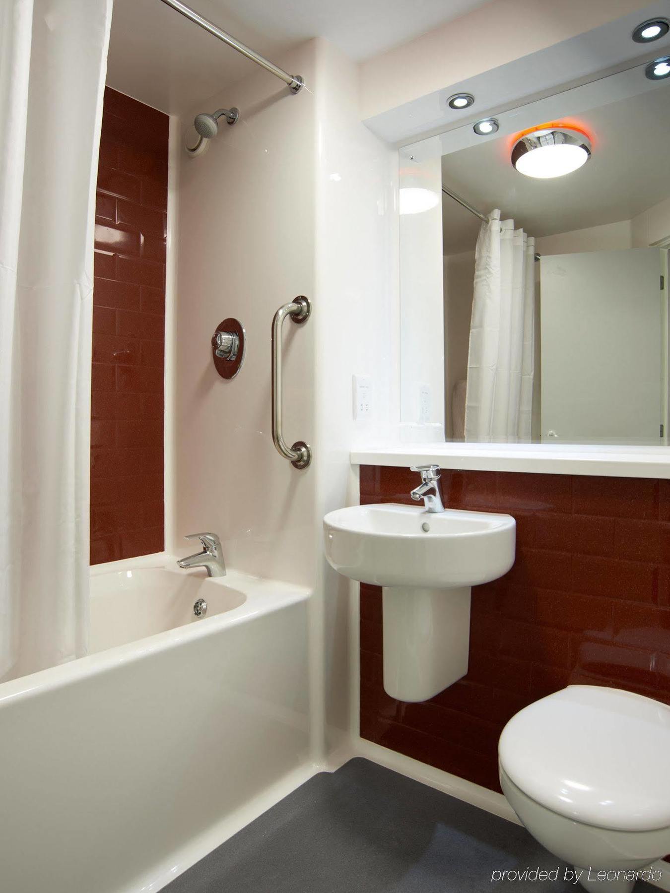Travelodge London Ealing Exteriér fotografie
